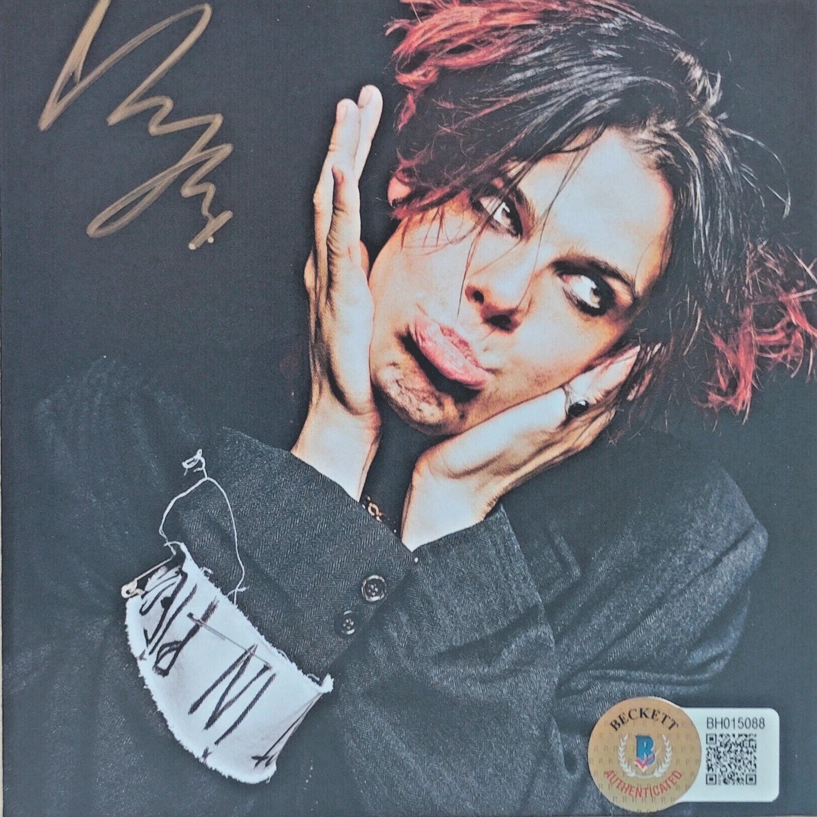 Yungblud signed microphone – signature close-up – Beckett COA