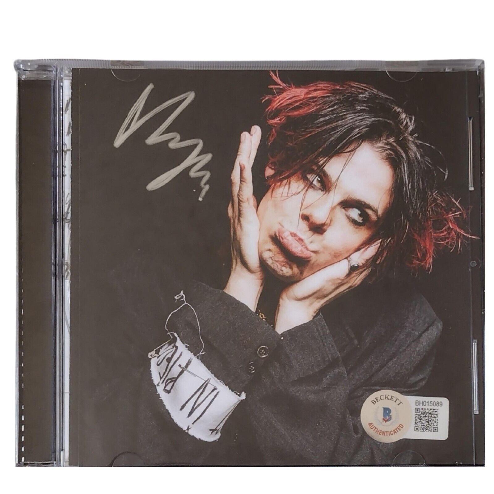 Yungblud autographed memorabilia – full view – Beckett COA