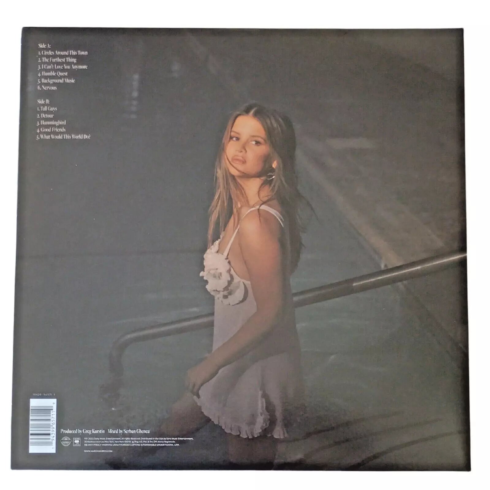 Maren Morris autographed photo – full view – Beckett COA