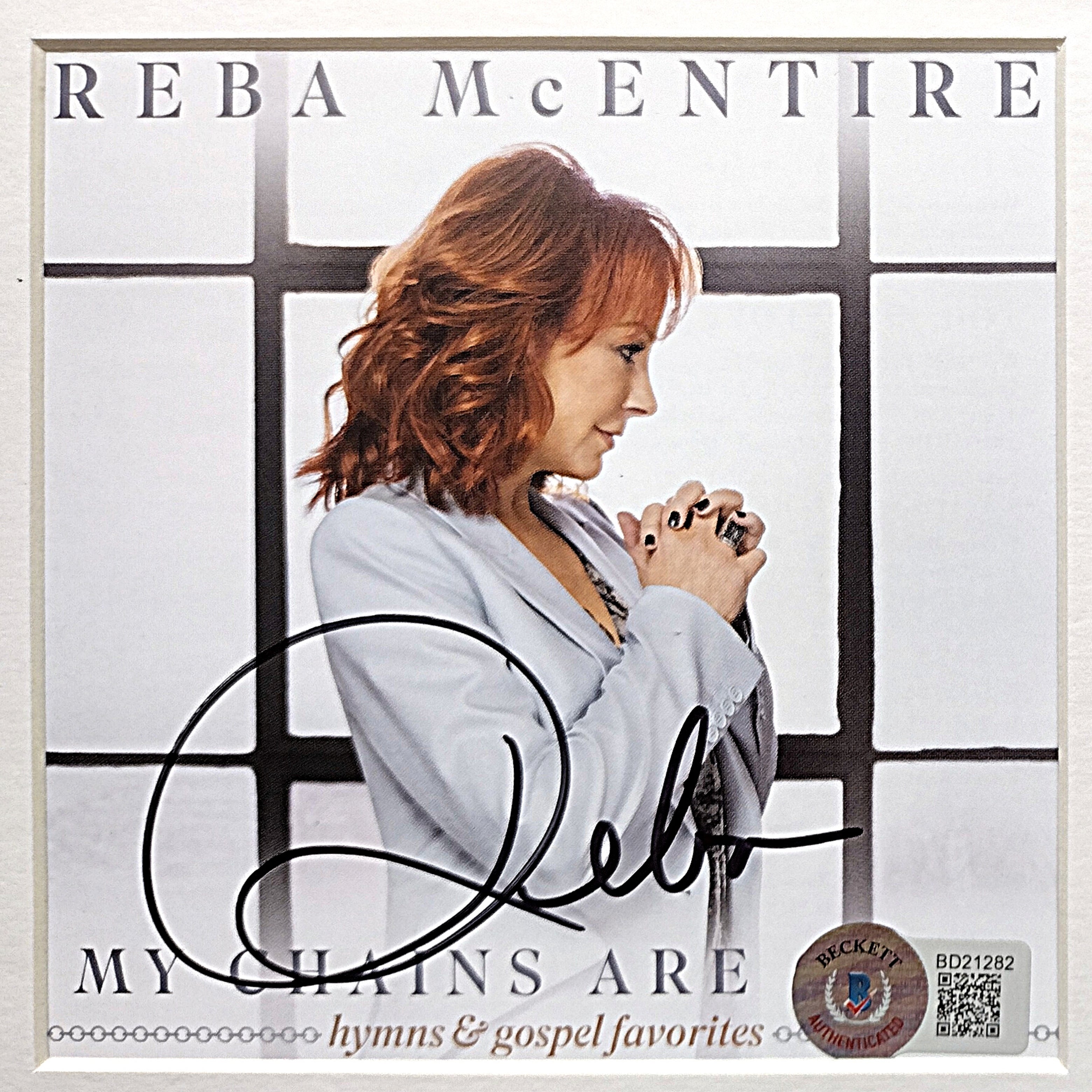 Reba McEntire signed photo – signature close-up – Beckett COA