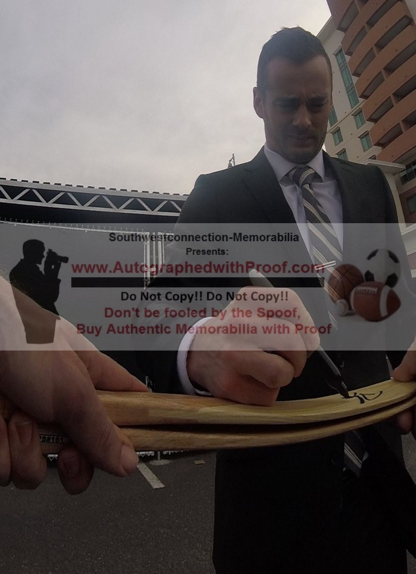 Derek Ryan signed photo – signature close-up – Beckett COA