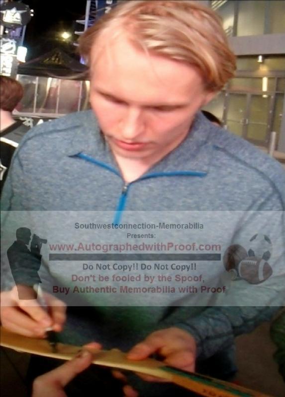 Patrik Laine signed photo – signature close-up – Beckett COA