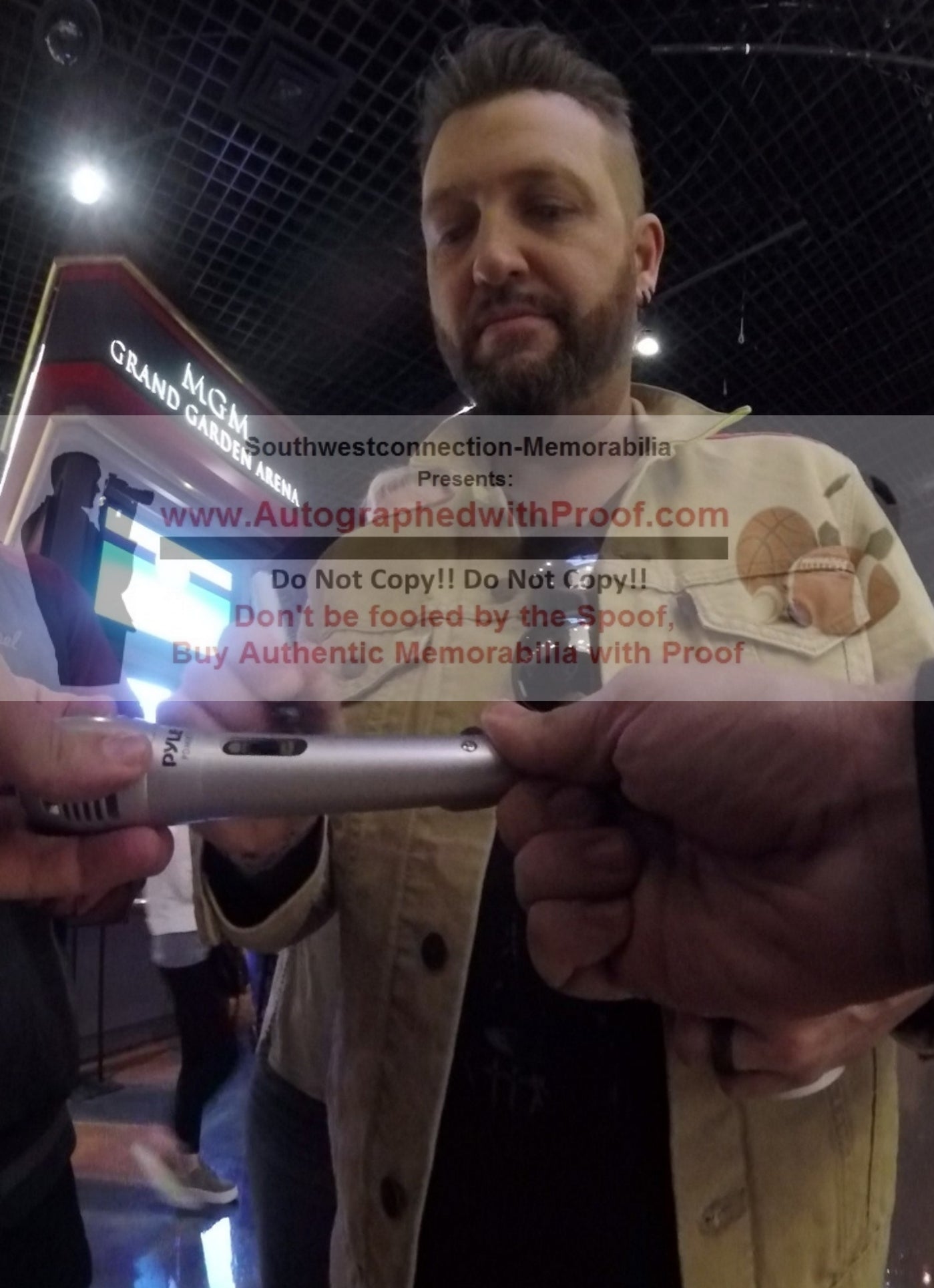 Locash Cowboys Auto Microphone – Beckett BAS.