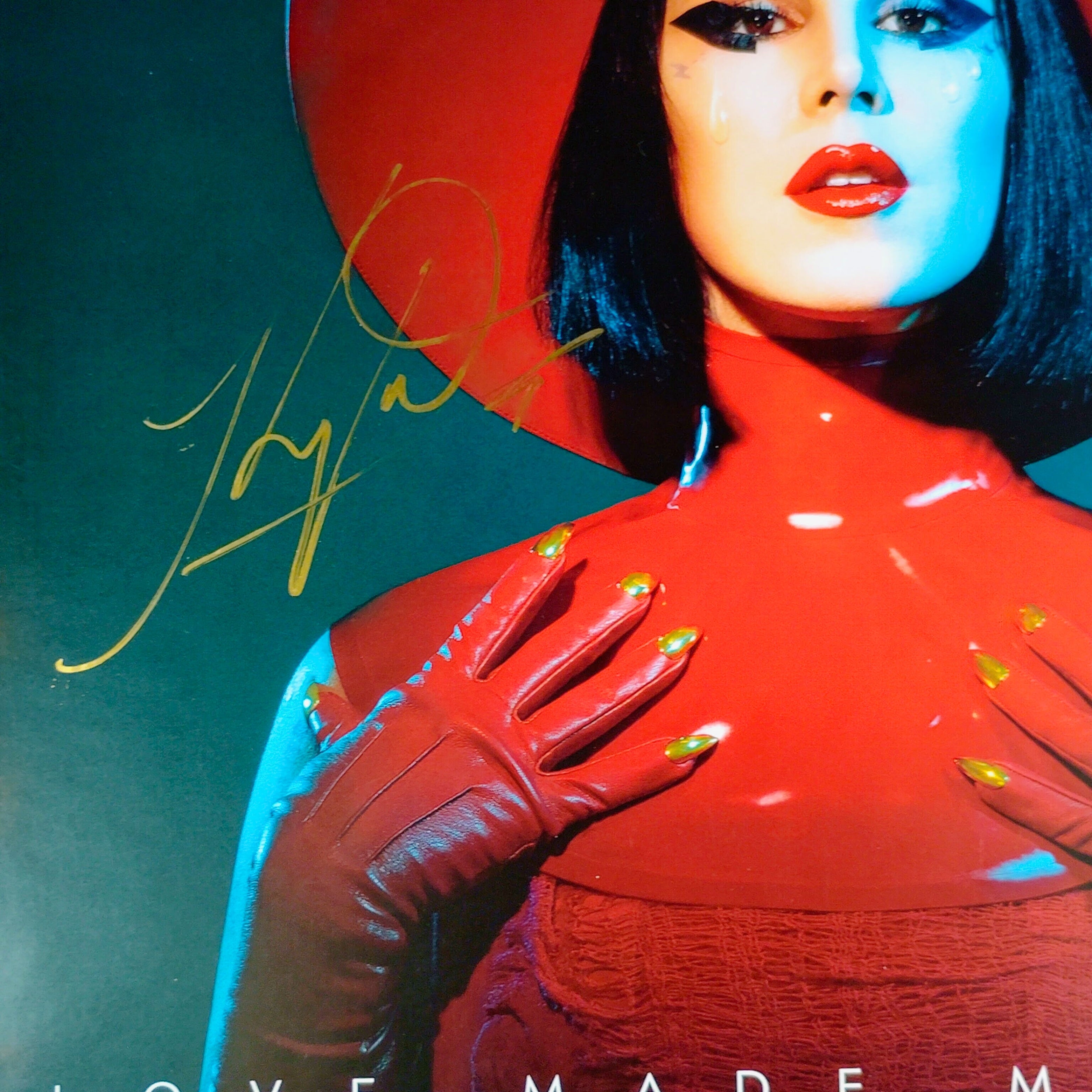 Kat Von D. autographed photo – full view – Beckett COA