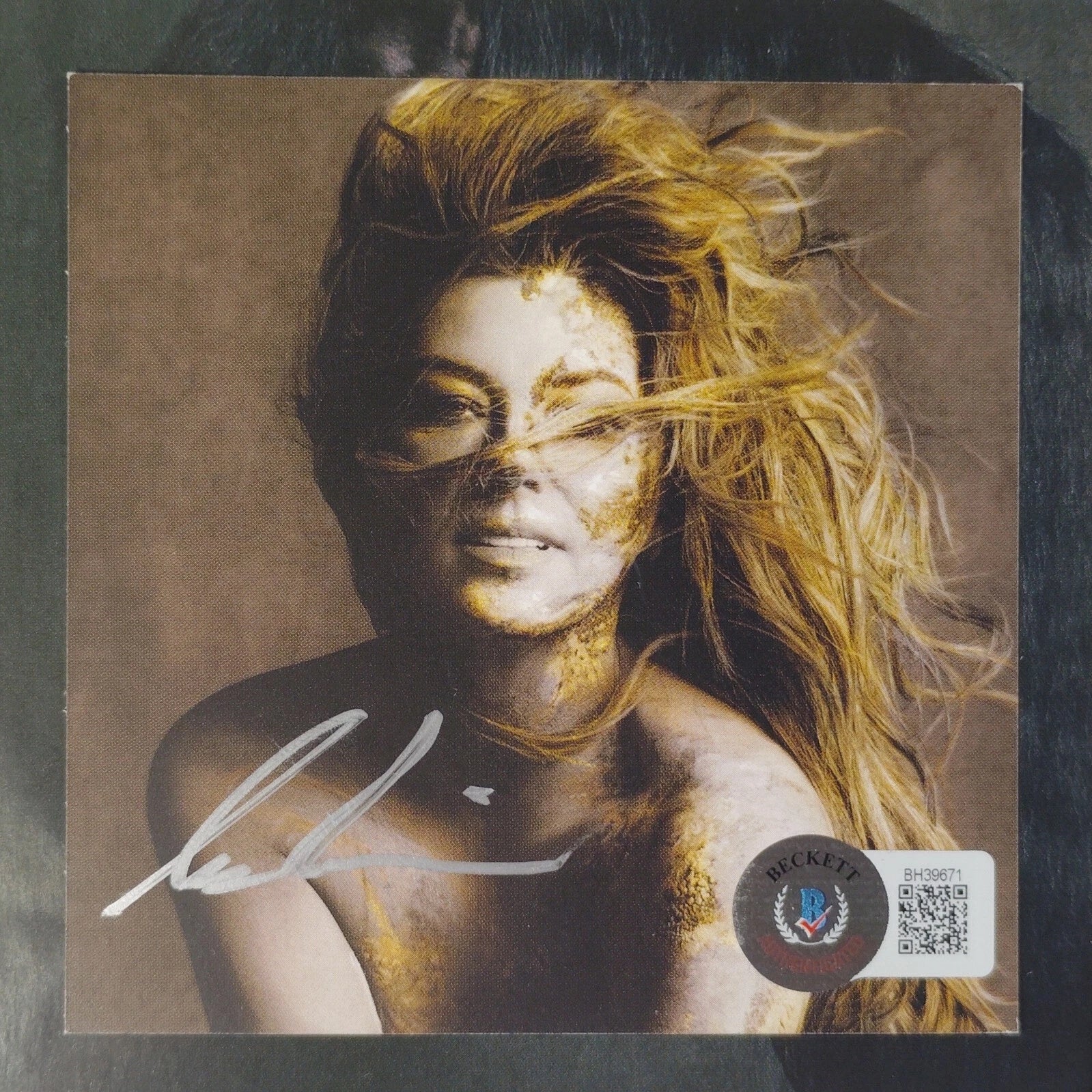 Shania Twain signed memorabilia – signature close-up – Beckett COA