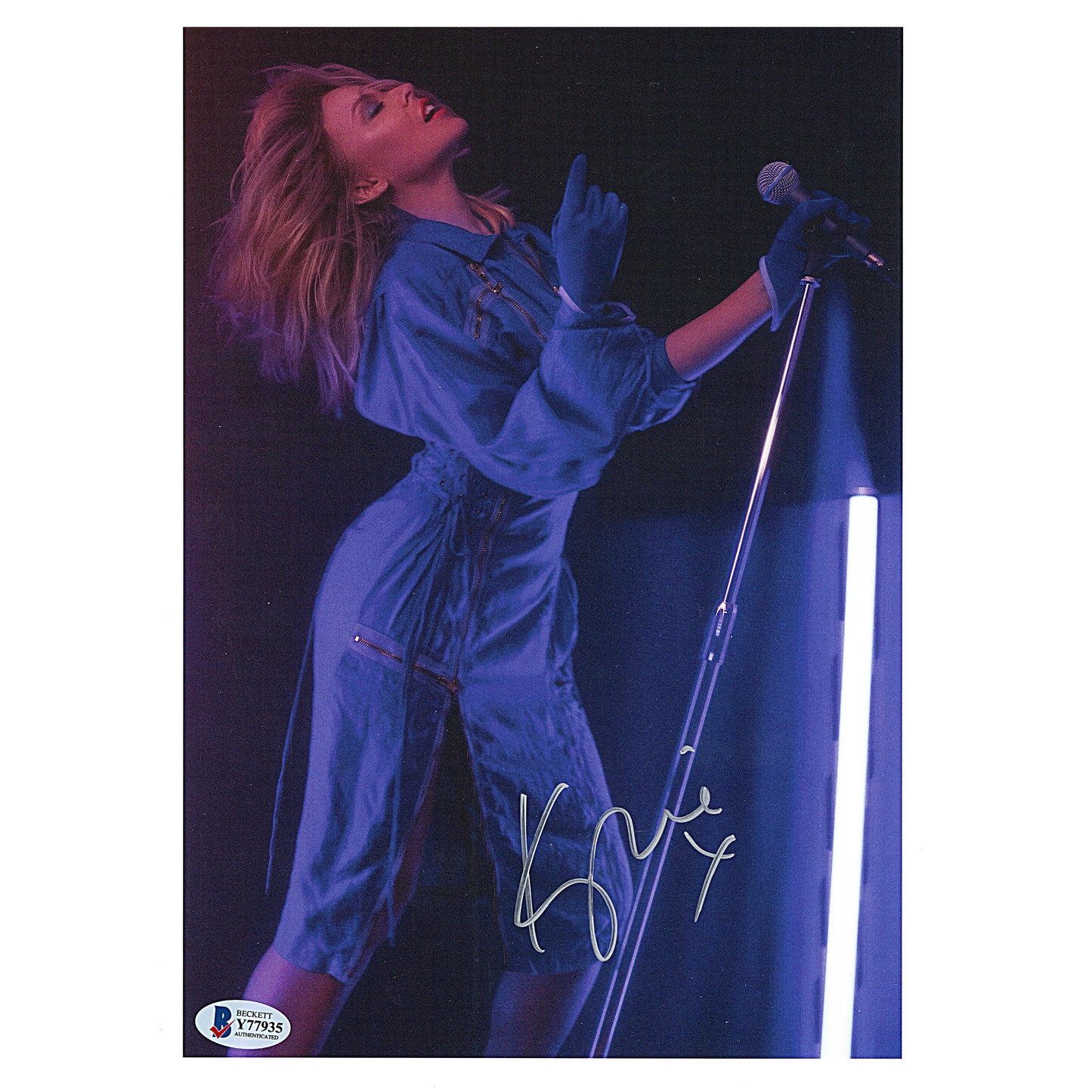 Music- Autographed- Kylie Minogue Signed 8.25 X 11.75 Inch Photo with Beckett BAS Authentication Y77935