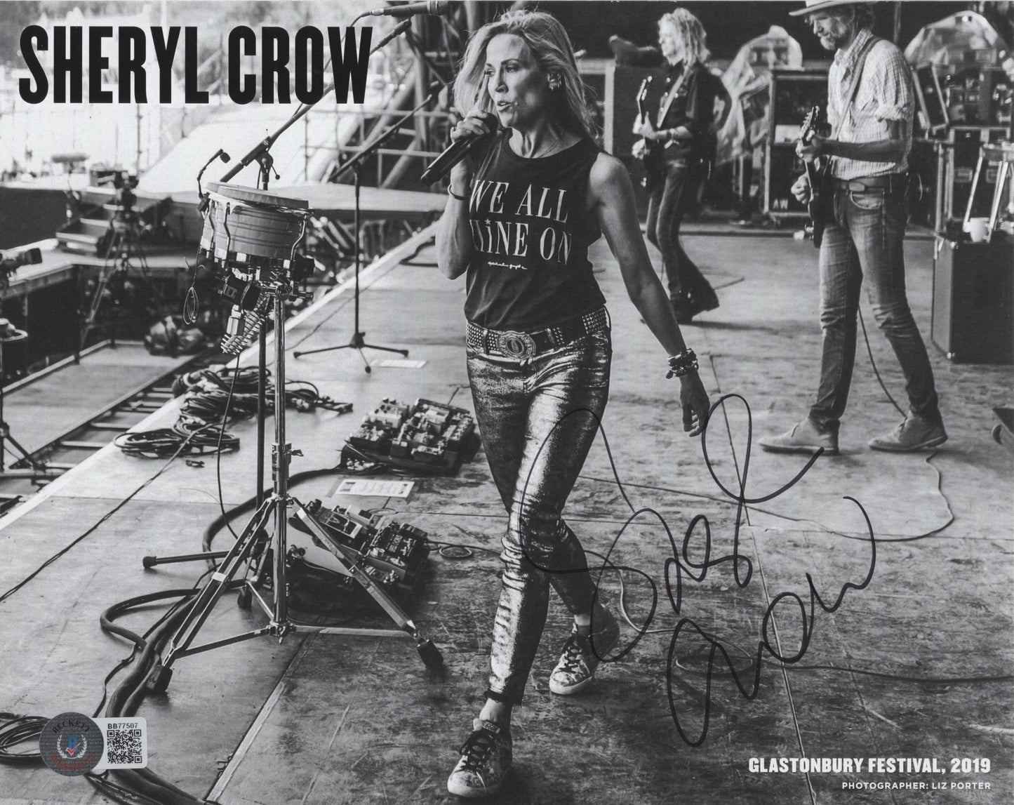 Music- Autographed- Sheryl Crow Signed Glastonbury Festival 8x10 Photo Beckett Certified BB77507 - 102