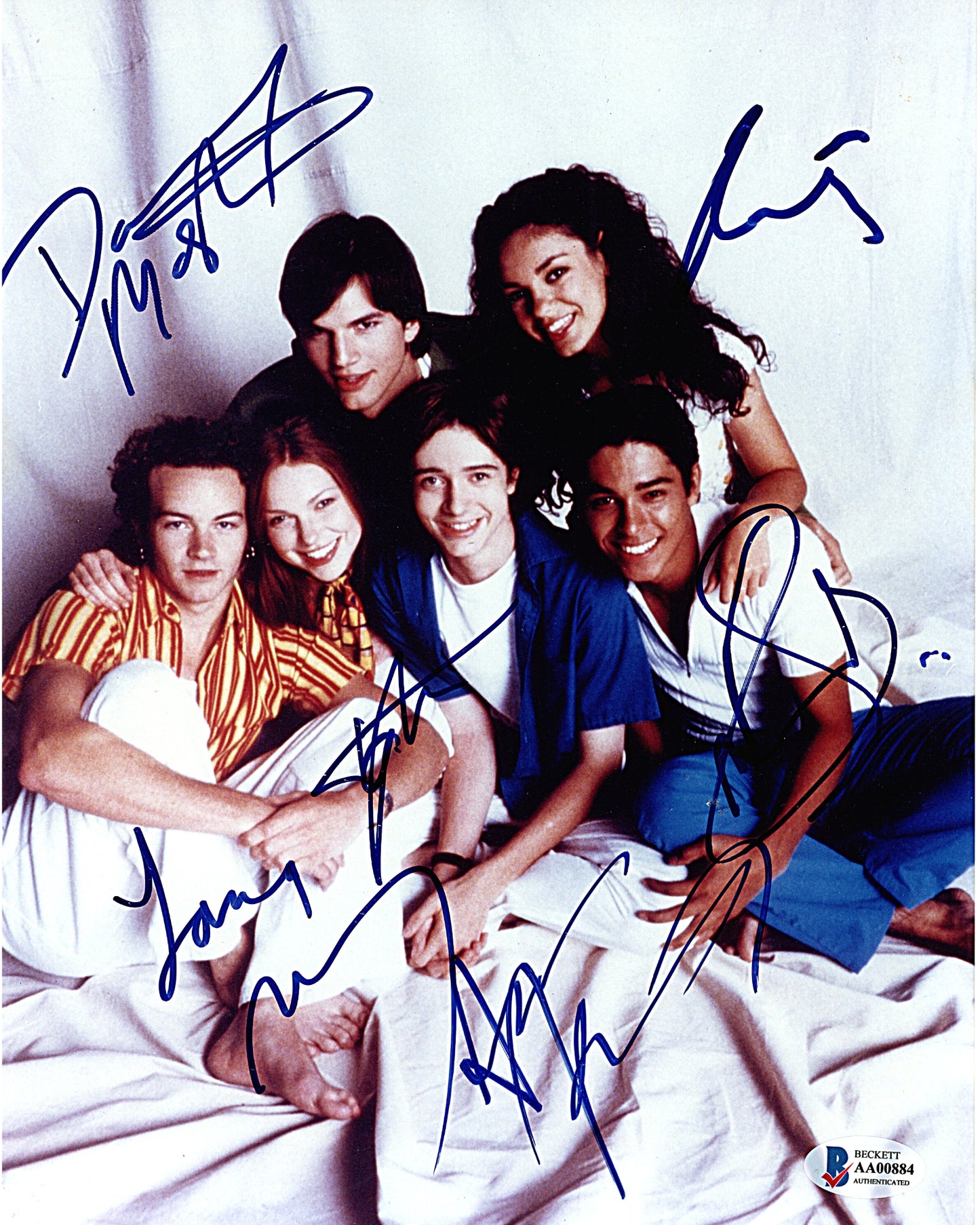 Hollywood- Autographed- That 70s Show Signed 8x10 Photo Featuring All 6 - Ashton Kutcher, Mila Kunis, WIlmer Valderrama, Topher Grace, Laura Prepon, Danny Masterson Beckett BAS 103a