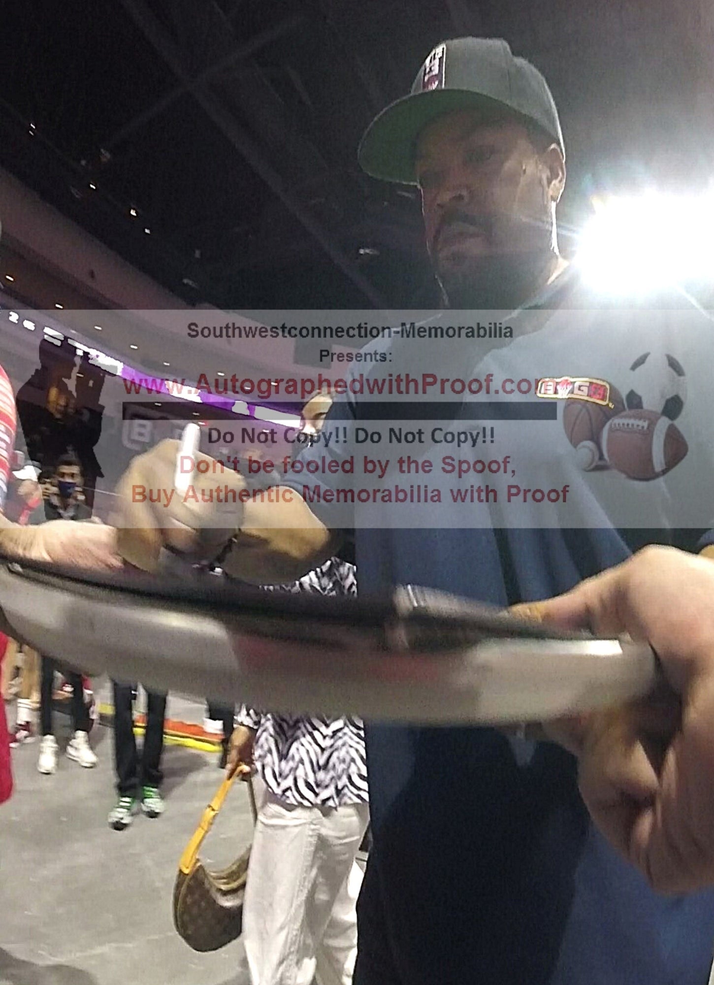 Ice Cube And Dj Yella signed photo – signature close-up – Beckett COA