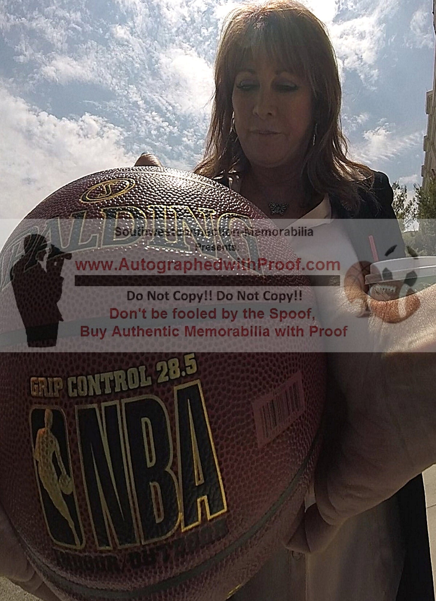 Nancy Lieberman signed basketball – signature close-up – Beckett COA