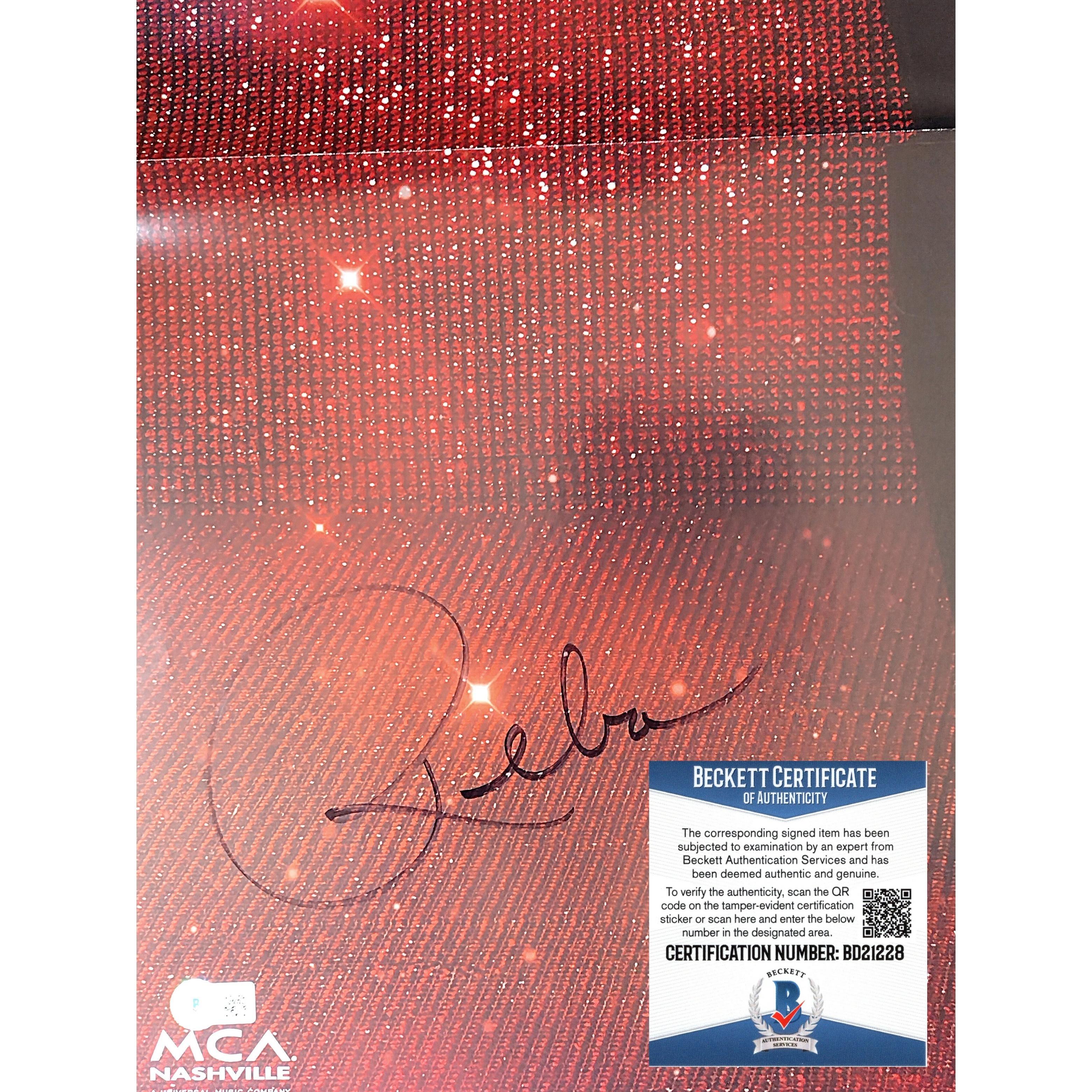 Reba McEntire signed photo – signature close-up – Beckett COA